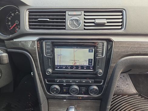 Used 2016 Volkswagen Passat 1.8T image 24