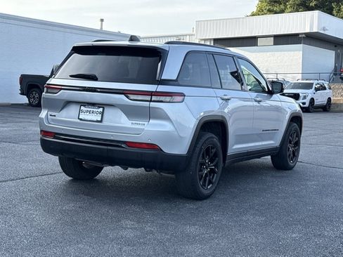 Used 2024 Jeep Grand Cherokee Altitude AWD/4WD image 3