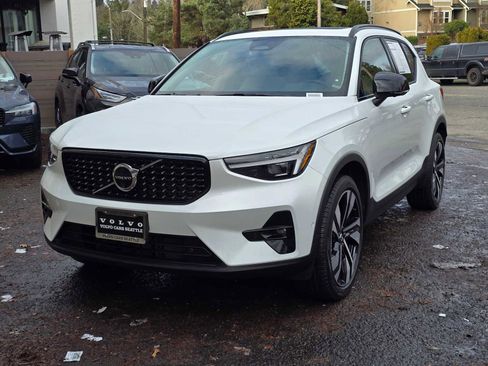 Certified 2024 Volvo XC40 B5 Ultimate w/ Climate Package image 8