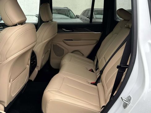 Used 2025 Jeep Grand Cherokee Limited AWD/4WD image 19