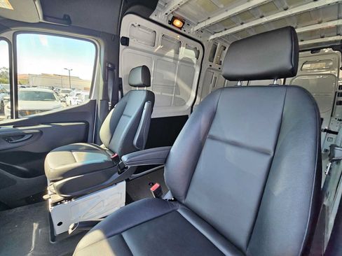 Used 2025 Mercedes-Benz Sprinter 2500 image 21