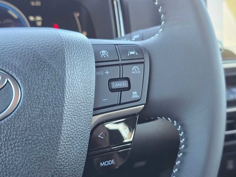 Used 2025 Toyota Camry SE image 35