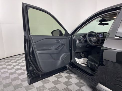 Used 2025 Nissan Rogue S FWD image 16