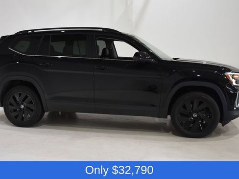 Used 2025 Volkswagen Atlas SE FWD image 3