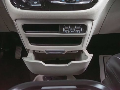 Used 2024 Chrysler Pacifica Limited FWD image 33
