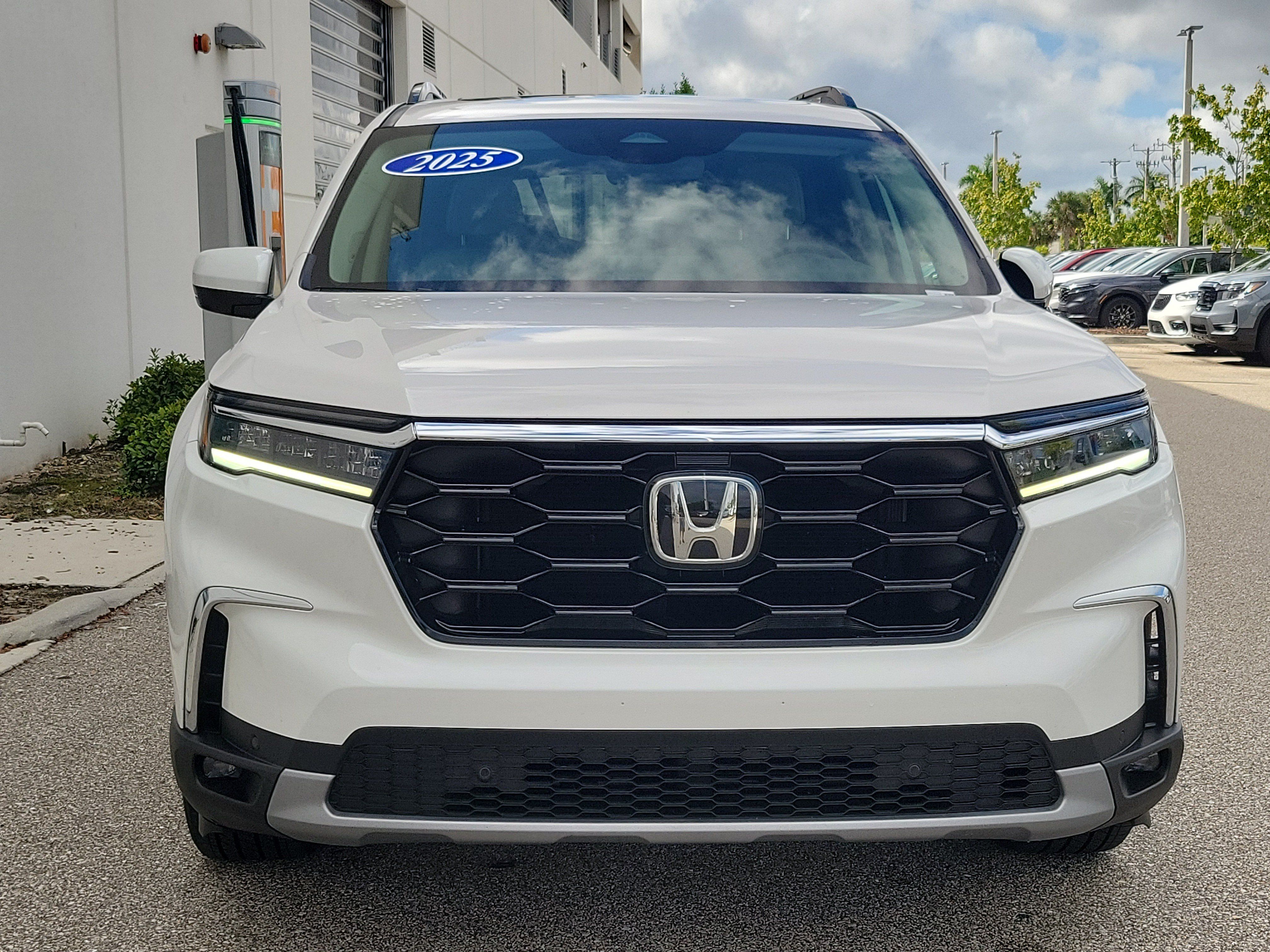 Used 2025 Honda Pilot Touring image 2