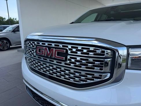 Used 2019 GMC Acadia Denali w/ Technology Package FWD image 3