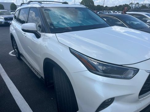 Used 2021 Toyota Highlander XLE FWD image 3