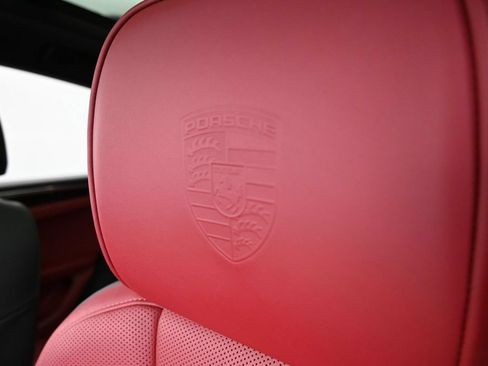 Certified 2025 Porsche Macan AWD/4WD image 11
