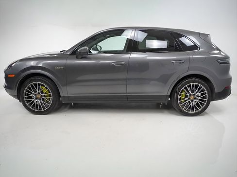 Certified 2023 Porsche Cayenne image 2