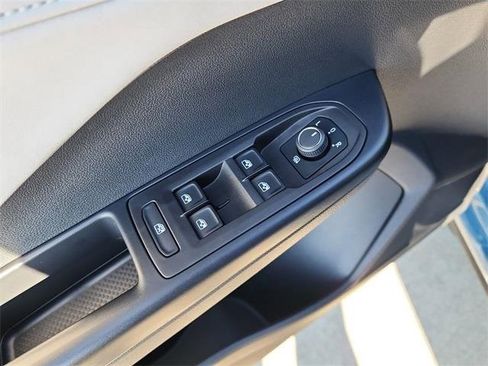 Certified 2025 Volkswagen Taos SE image 10