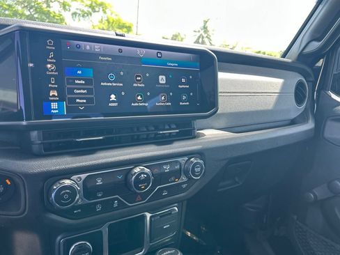 Used 2024 Jeep Gladiator Sport AWD/4WD image 11