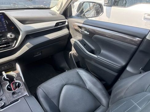 Used 2022 Toyota Highlander Platinum image 18