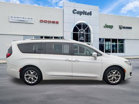 Used 2020 Chrysler Pacifica Touring-L w/ Tire & Wheel Group FWD image 2