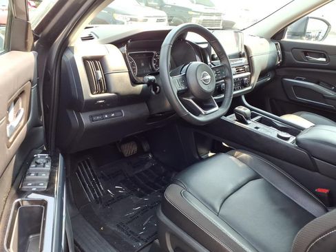 Used 2023 Nissan Pathfinder SL AWD/4WD image 6