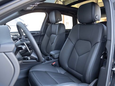 Certified 2026 Porsche Macan AWD/4WD image 5