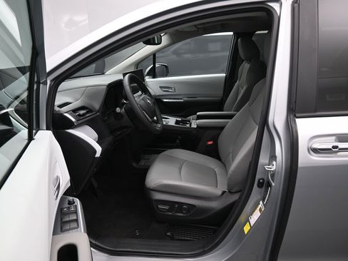Used 2025 Toyota Sienna XLE image 9