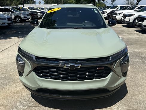 Used 2024 Chevrolet Trax RS w/ Driver Confidence Package FWD image 2