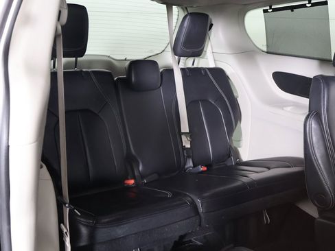 Used 2022 Chrysler Pacifica Touring-L image 30