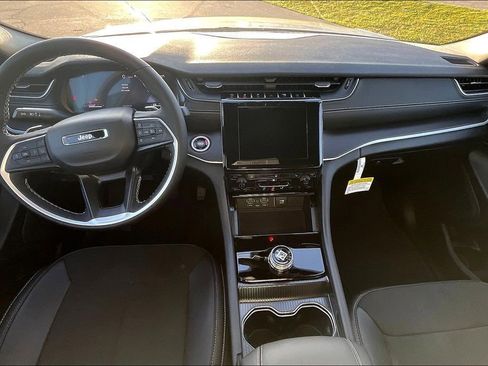 New 2025 Jeep Grand Cherokee Altitude image 5