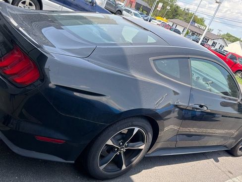Used 2018 Ford Mustang Coupe RWD image 5