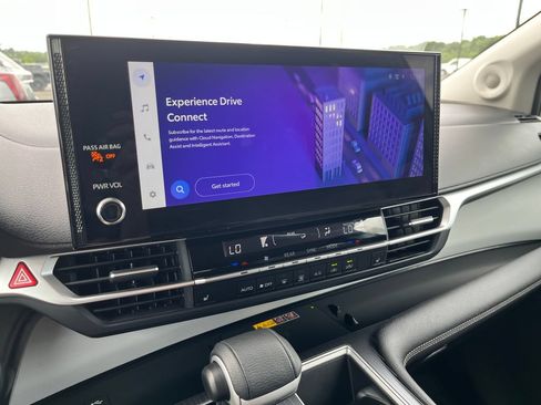 Used 2025 Toyota Sienna XLE w/ XLE Plus Package FWD image 19