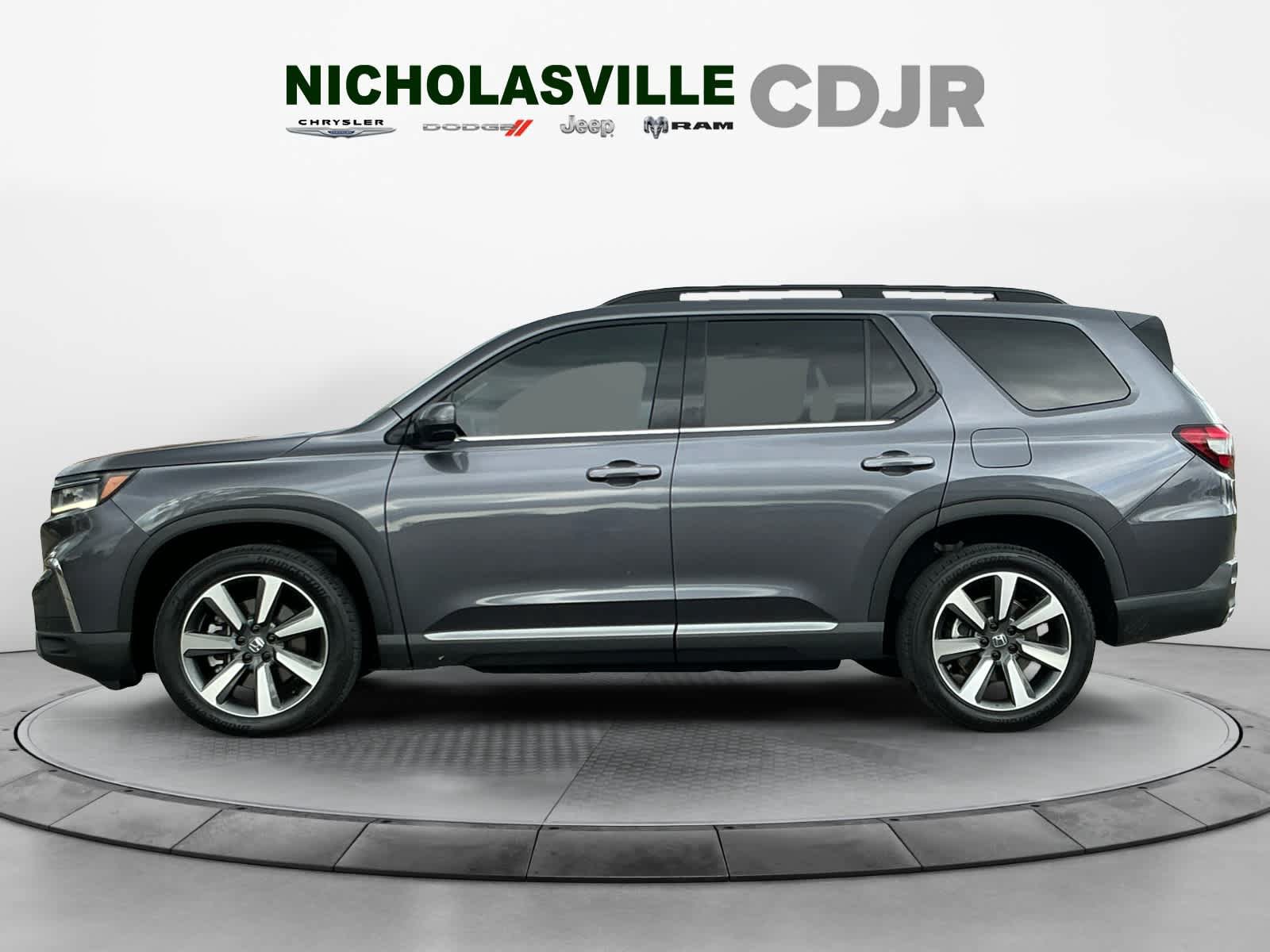 Used 2025 Honda Pilot Touring image 2