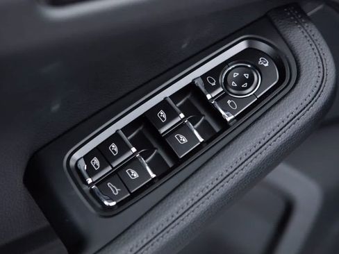 Certified 2026 Porsche Macan AWD/4WD image 24