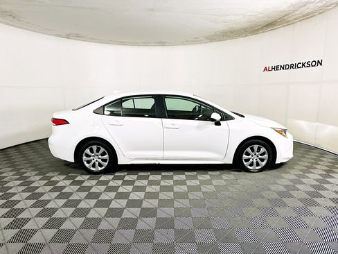 Used 2022 Toyota Corolla LE image 2