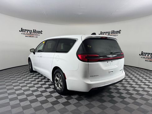 Used 2024 Chrysler Pacifica Limited image 8