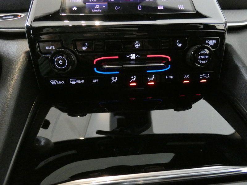 Used 2025 Jeep Grand Cherokee Altitude RWD image 14