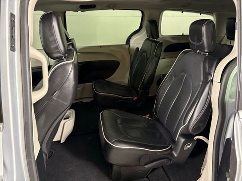 Used 2024 Chrysler Pacifica Limited image 37