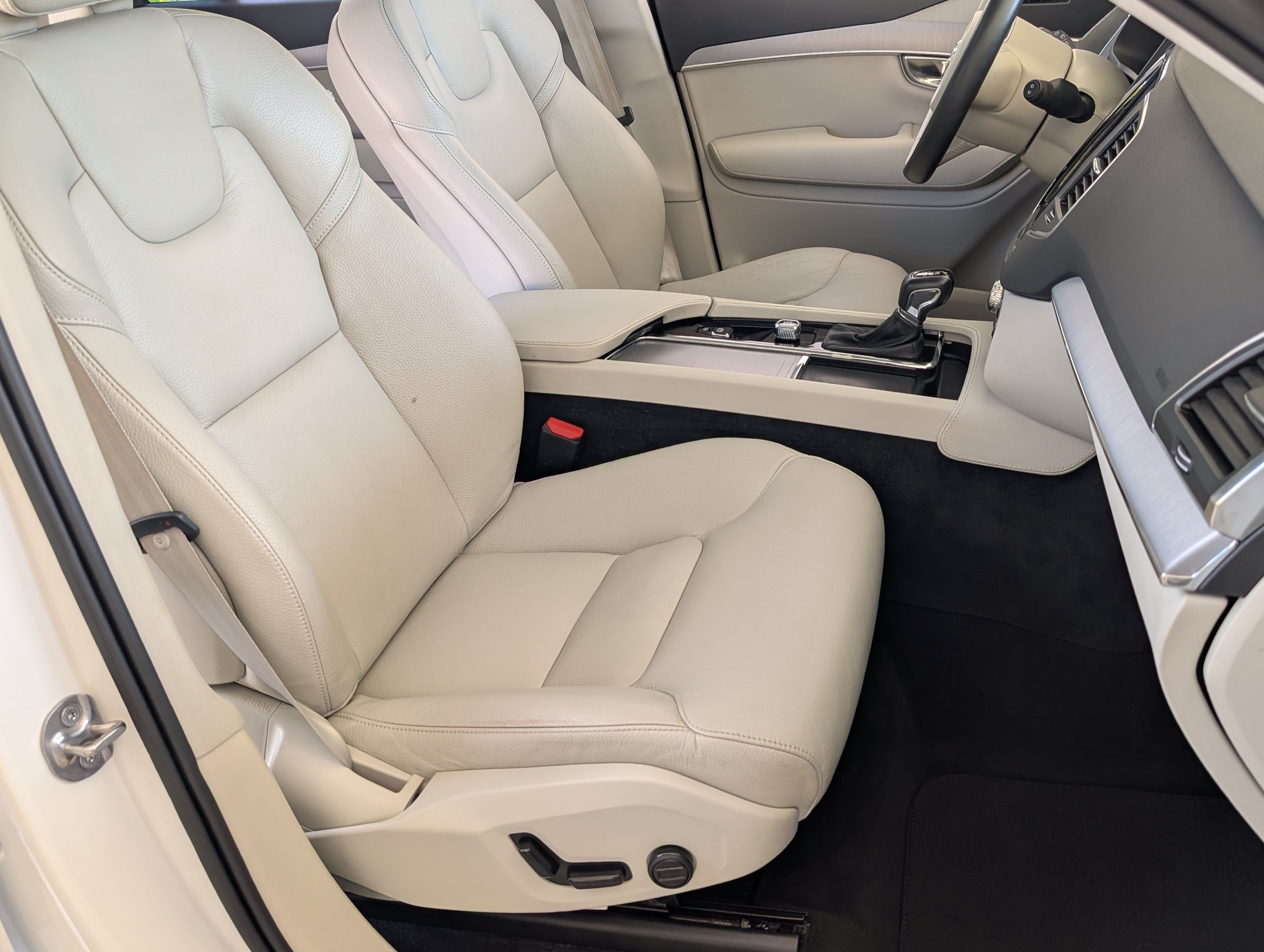 Used 2022 Volvo XC90 T5 Momentum AWD/4WD image 24