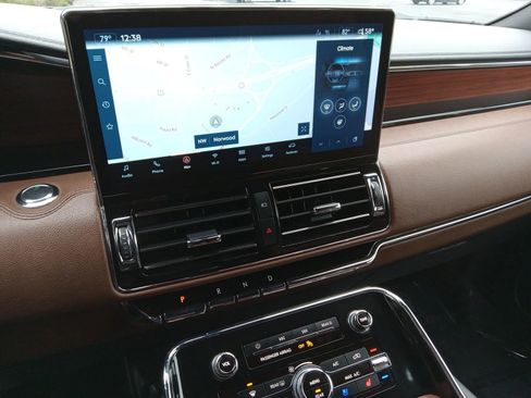 Used 2024 Lincoln Navigator L Reserve image 17