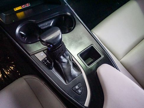 Used 2023 Lexus UX 250h image 20