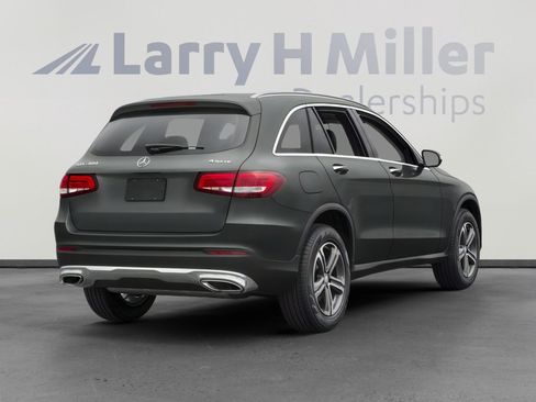 Used 2017 Mercedes-Benz GLC 300 4MATIC image 2