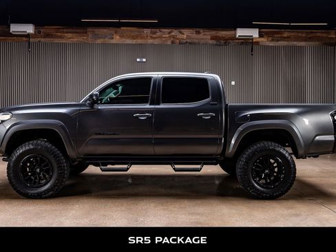 Used 2018 Toyota Tacoma SR5 AWD/4WD image 5