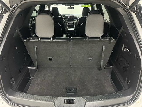 Used 2020 Ford Explorer XLT w/ Equipment Group 202A image 12