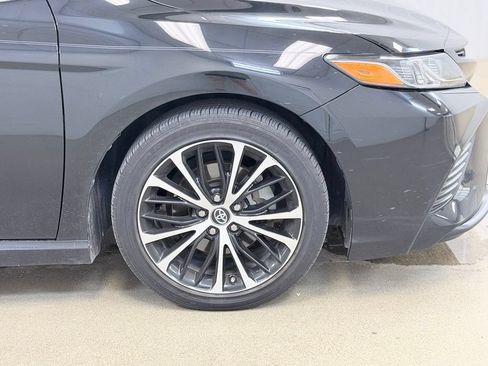 Used 2018 Toyota Camry SE w/ Moonroof Package FWD image 4
