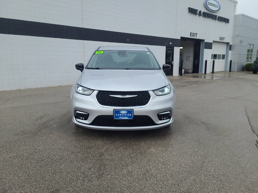 Used 2024 Chrysler Pacifica Touring-L FWD image 9