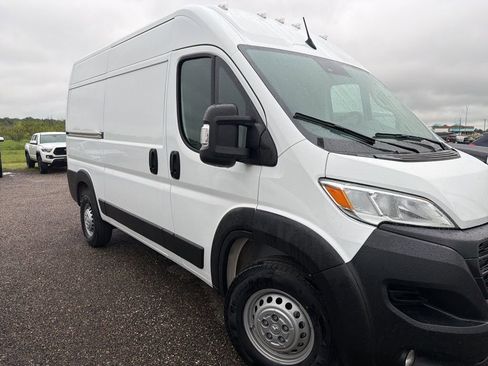 Used 2024 RAM ProMaster 2500 w/ Convenience Group FWD image 2