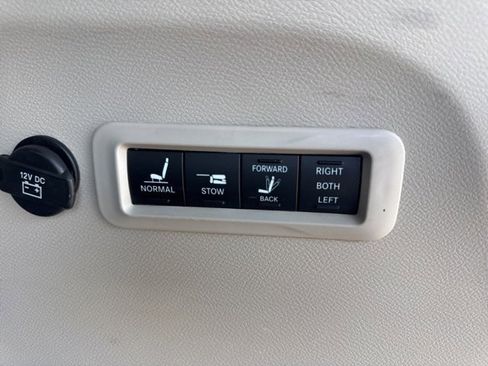 Certified 2019 Chrysler Pacifica Limited image 10