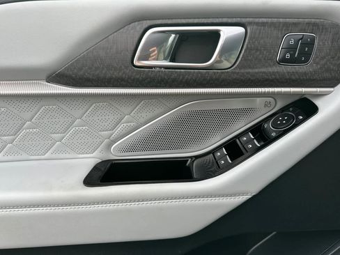 Certified 2025 Ford Explorer Platinum w/ Ultimate Package image 12