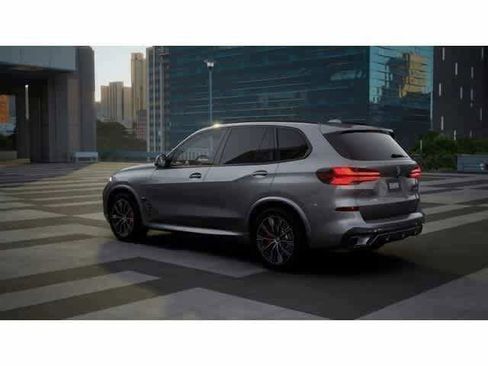 Used 2026 BMW X5 sDrive40i w/ M Sport Package RWD image 2
