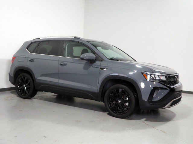 Used 2023 Volkswagen Taos SE w/ Sunroof Package w/ Panoramic Sunroof Package FWD image 1