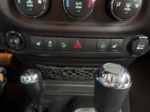 Used 2018 Jeep Wrangler Unlimited Sahara image 35