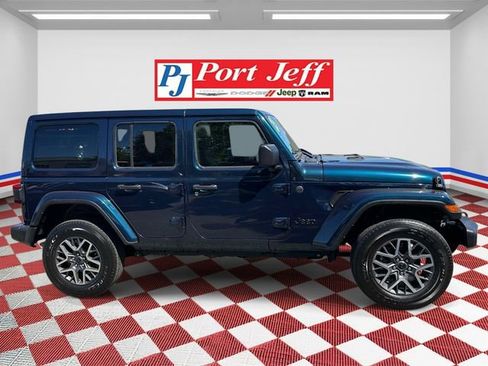 Used 2025 Jeep Wrangler Unlimited Sahara AWD/4WD image 3