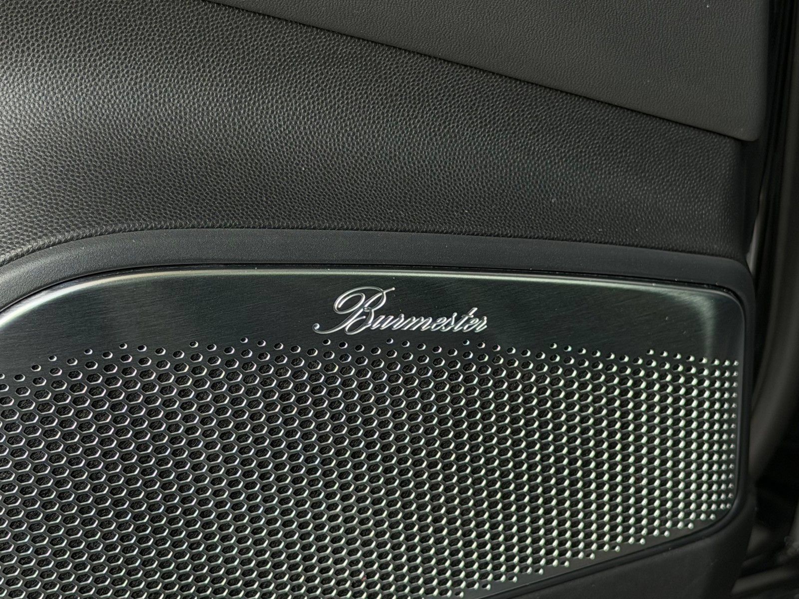 Used 2024 Porsche Macan Turbo Electric AWD/4WD image 8