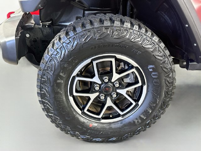 Used 2025 Jeep Wrangler Unlimited Rubicon w/ Convenience Group AWD/4WD image 12