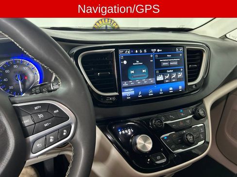 Used 2024 Chrysler Pacifica Touring-L FWD image 3